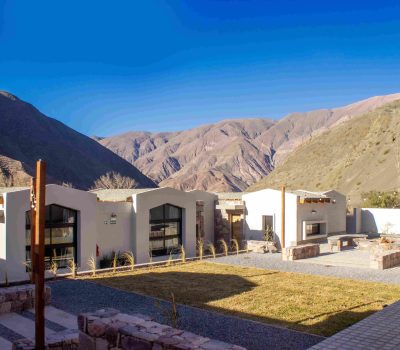 vista cerros y cabañas